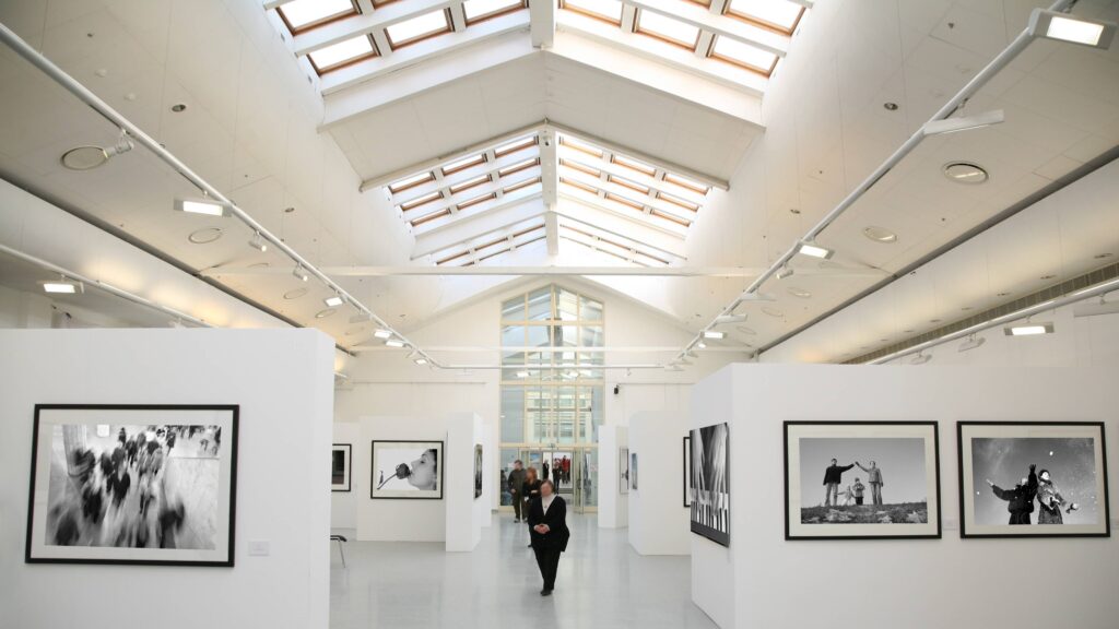 Lichtdurchflutete Galerie
