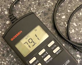 Luxmessgerät Mavolux 5032C USB von Gossen zeigt Lichtwert von 791 Lux auf dunkler Steinoberfläche.