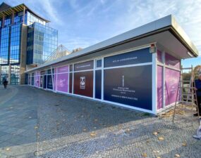 Pavillon mit beklebter Fassade des Schokoladenherstellers Sawade, vorbereitet für Fassadenbeleuchtung.