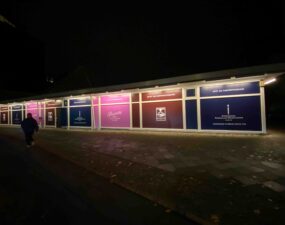 Fassadenbeleuchtung eines Pavillons mit beklebter Fassade des Schokoladenherstellers Sawade.