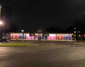 Fassadenbeleuchtung eines Pavillons mit beklebter Fassade des Schokoladenherstellers Sawade.