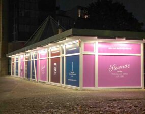 Fassadenbeleuchtung eines Pavillons mit beklebter Fassade des Schokoladenherstellers Sawade.
