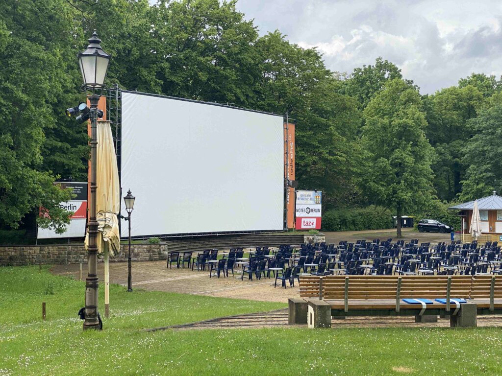 Laterne von Lumeslicht neben der Leinwand