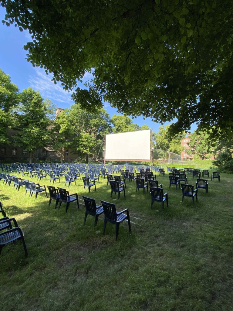 Freiluftkino mit Beleuchtung von Lumeslicht