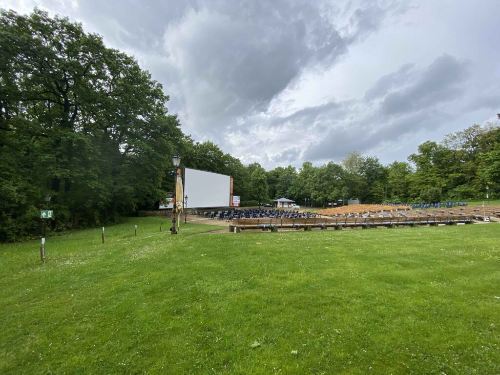 Freiluftkino Friedrichshain mit Laternenbeleuchtung