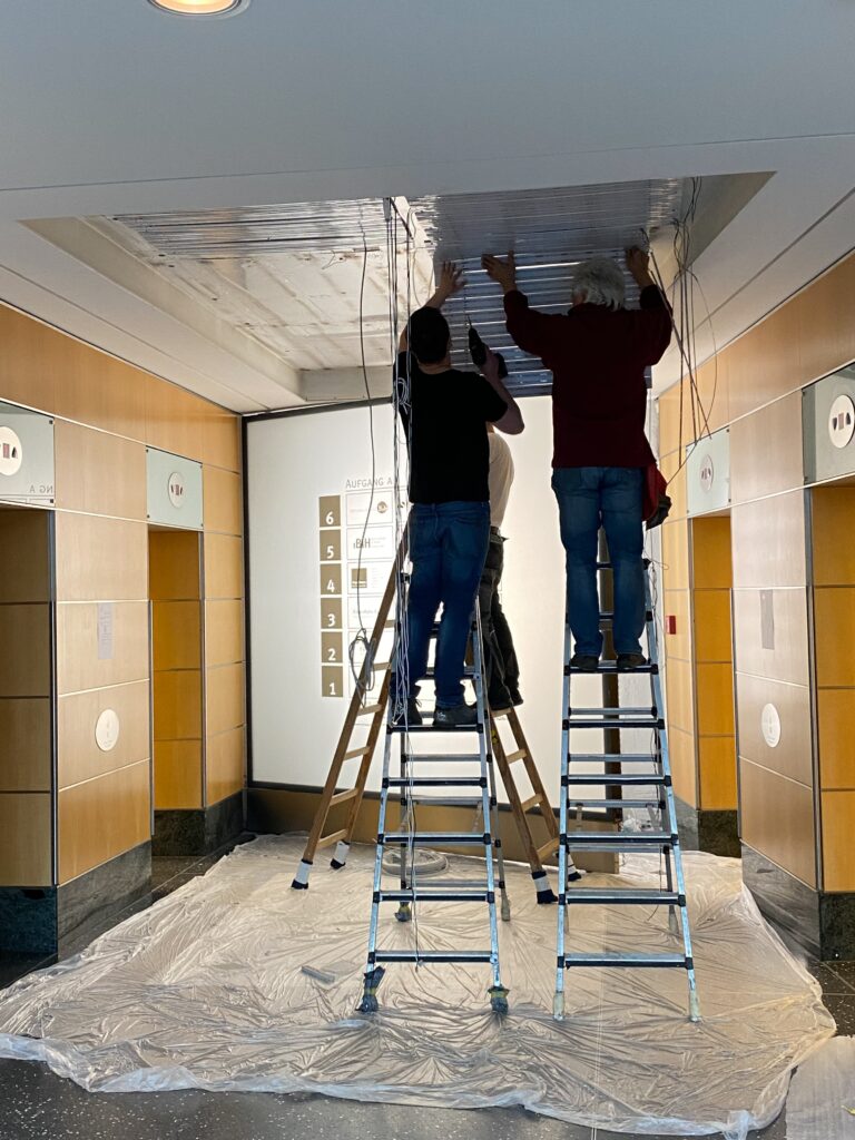 Installation einer Deckenbeleuchtung im Spreepalais Berlin