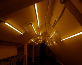 LED-Leuchten im Gang der Factory Berlin