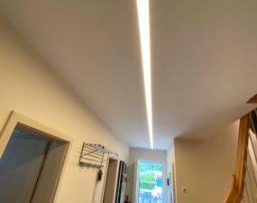 Lange LED Leuchte in einem Wohnraum.