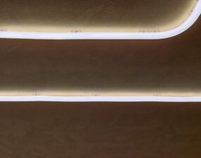 Nahaufnahme von integrierten LED-Lichtlinien in einem modernen Innenraum.