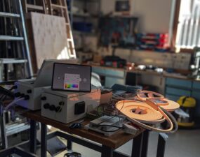 Funktionstest der LED-Streifen in der Werkstatt mit Steuerung über Tablet-App.