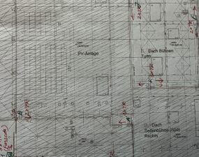 Technischer Dachgrundriss mit Beschriftungen wie „PV-Anlage