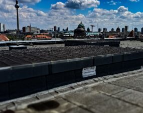 Panoramablick von einem Flachdach mit Warnschild „Achtung! Lebensgefahr